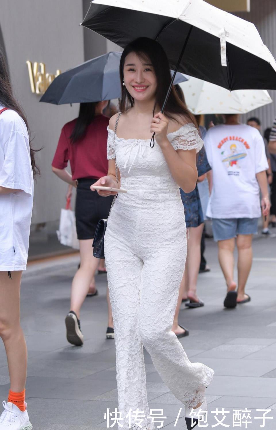 街拍美女:白色一字领连体裤搭配尖头细跟鞋,微胖美女风情万种