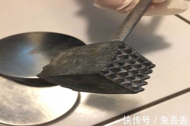 女子行李内多出一堆怪物品令人恐慌 航空