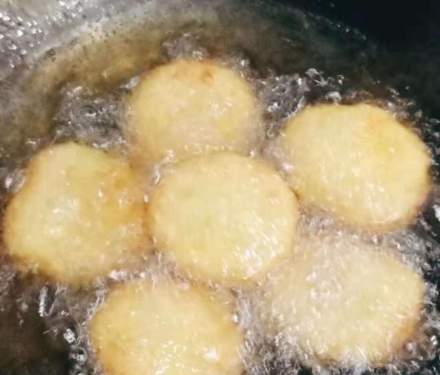 炸糊|南瓜饼为什么炸的没餐馆好,不饱满还容易炸糊,掌握这两点很关键