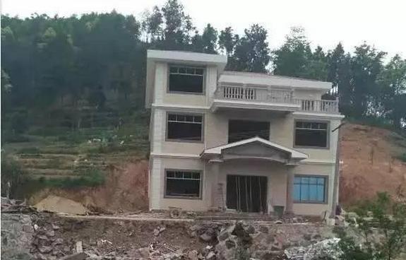 全村|花35万回老家盖房，三层别墅人人羡慕，一场暴雨我成了全村笑话