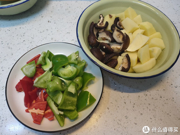 尖椒块|炒鸡肉时，先焯水还是直接炒？不少人搞错了，难怪鸡肉不嫩还发柴