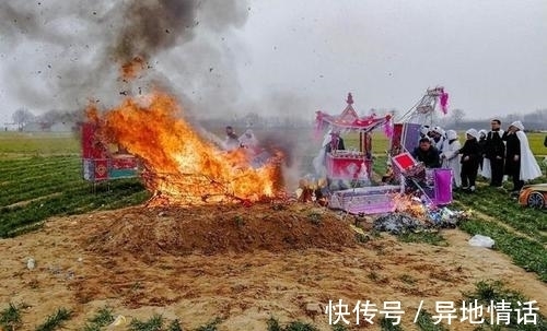 土葬!在60年代“鬼火”很常见,为何如今却很少再看见呢?