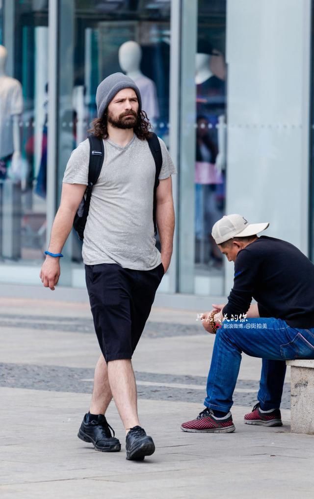 路人街拍,身材这么好的小姐姐穿热裤的确是一大亮点