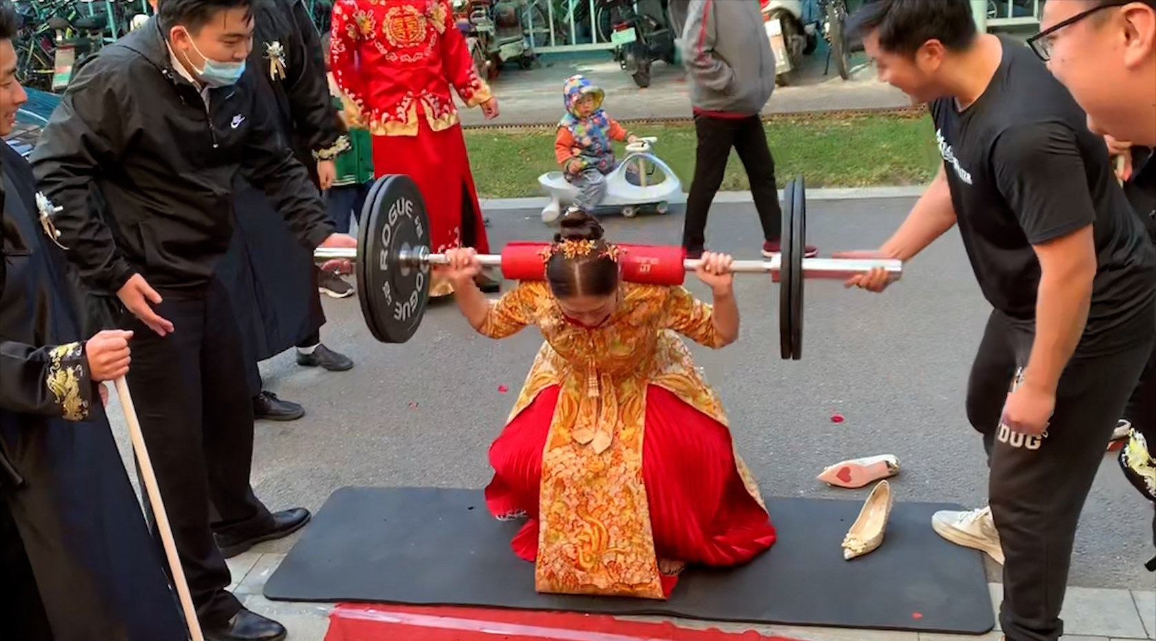 婚闹|山东一新娘婚礼当天被整蛊举杠铃,超过10个每个100元,结局笑喷