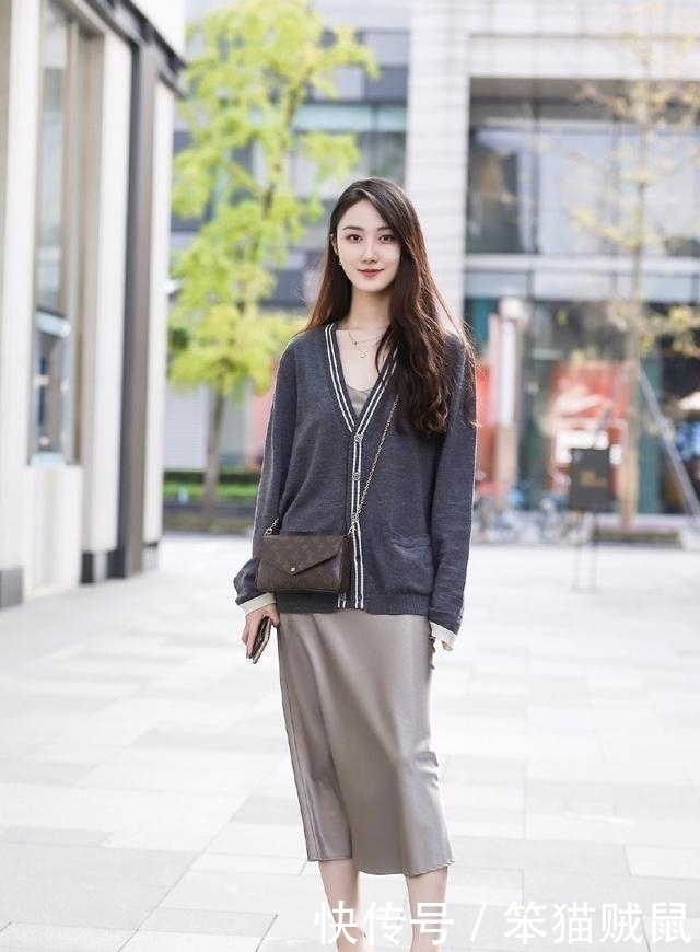 感觉就|复古毛衣搭配裸色连衣裙,时尚有气质,迷人又可爱