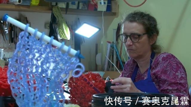 色彩#她是用玻璃雕塑“织毛衣”的第一人,这质感极其逼真!手太牛逼了