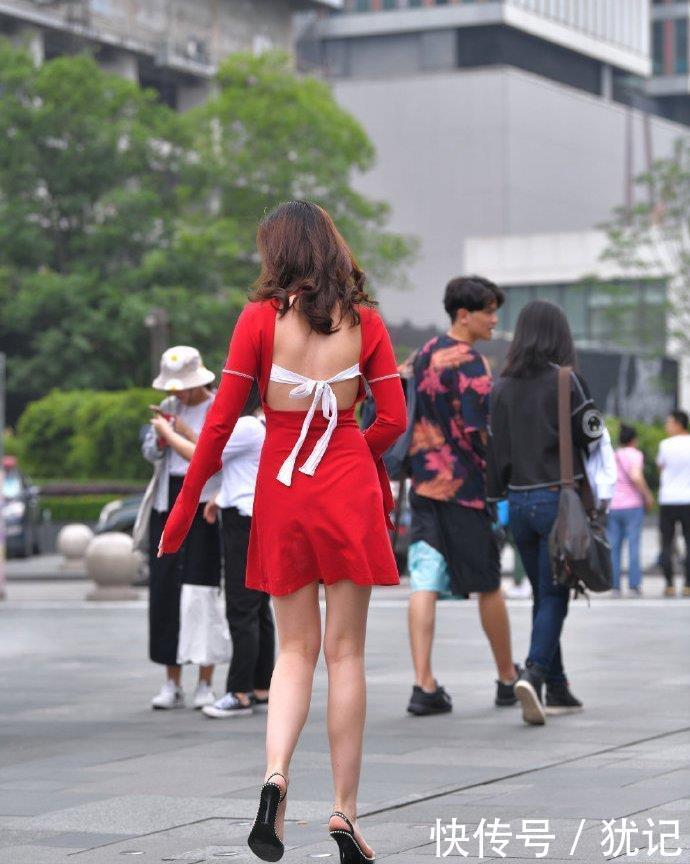 气质拿捏的非常到位,第一次看到微胖女孩也能这么美,你心动了吗