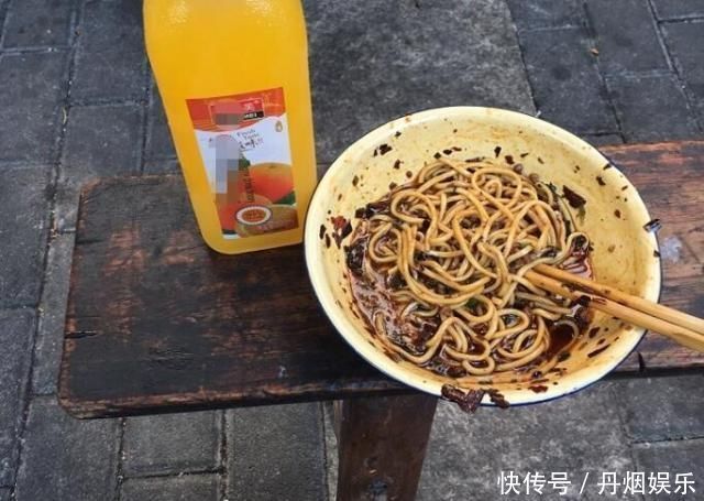 老夫妻开面馆地方小,客人排队坐路边趴凳子吃面,一早上卖四百碗