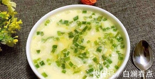 蒸鸡蛋羹也有技巧,光加水太单调,还要加上它,做出来鲜嫩又营养