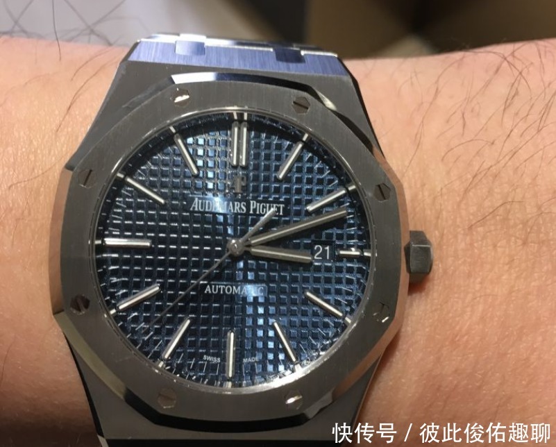 那抹淡蓝深深吸引着我，最终拿下爱彼皇家橡树15500腕表