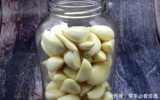 腌腊八蒜,用米醋还是陈醋做对这一步,大蒜个个翠绿又好吃!