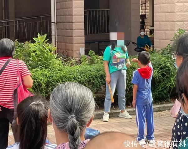 学生家长|小学生多次摸女同学屁股,妈妈做法大快人心,网友:早该如此