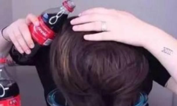 用可乐洗头，接下来会发生什么？国外超模亲自实验的