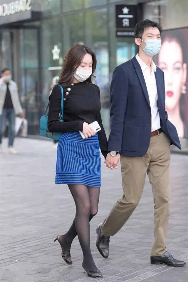 路人街拍, 美女穿墨绿色的针织背心, 显别具一格的时尚气息