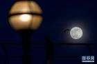 伦敦：“超级月亮”现身夜空