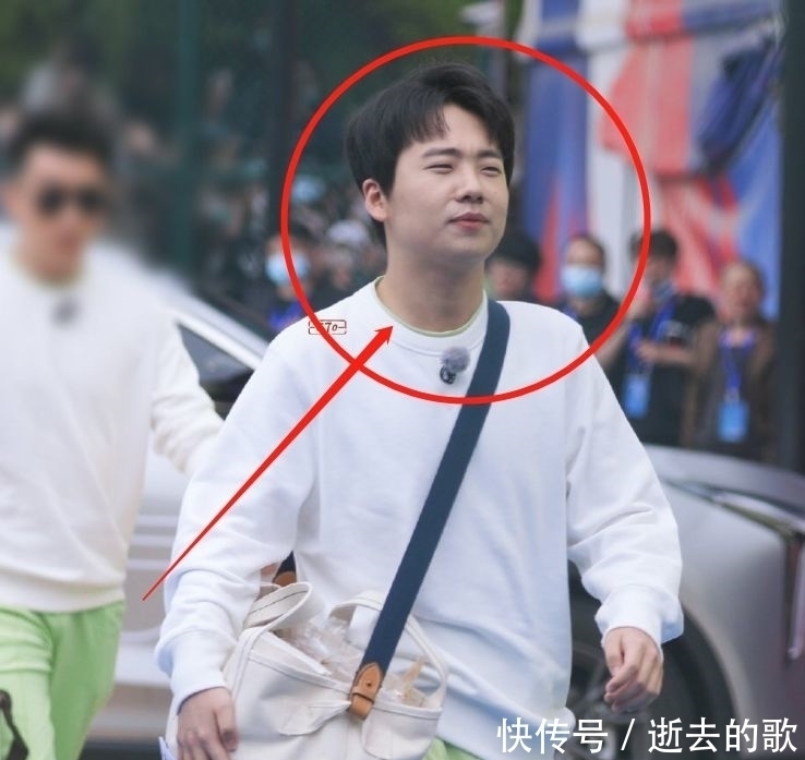 郭麒麟|郭麒麟回归跑男,于蔡徐坤同亮相,谁注意蔡徐坤的手放在了哪里