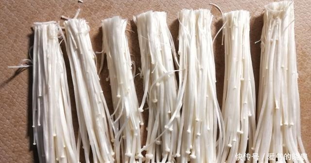 金针菇是一种简单美味的开胃菜下饭,满足一个人的渴望