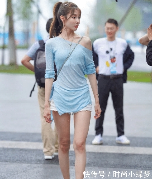 时髦 蓝色斜肩T恤,搭配同色粗跟凉鞋,穿出迷人的时髦感