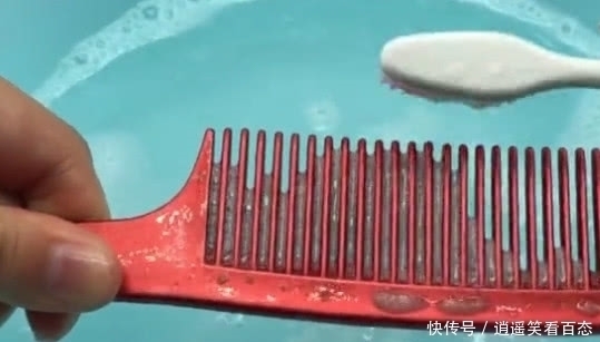 牙刷|在梳子上涂抹牙膏,用途真厉害,我也是刚知道,解决一烦恼