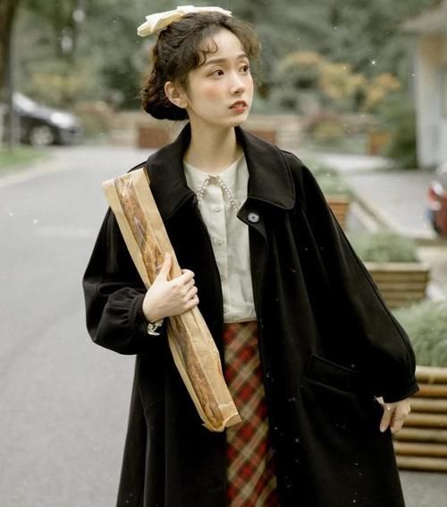 大衣显沉闷？那是你不会穿！内搭配这几个“颜色”，吸晴好看