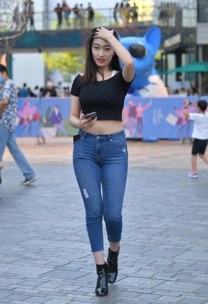 入冬就穿修身牛仔,既显瘦又有魅力,轻松打造个性美!