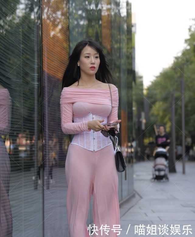 喇叭裤 粉色上衣搭配上束腰神器,宽松喇叭裤配合出的“休闲风”格外稚嫩