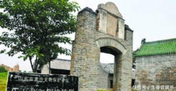 在这个无名小镇,竟然葬着号称第一战神的他!