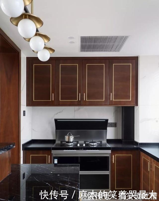 胡桃木|140平三室装修,难得一见的精致高雅空间,主卧色调太美了!