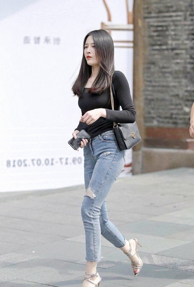 穿衣搭配|小姐姐穿上减龄T恤牛仔裤,乌黑长发,超级吸人眼球!
