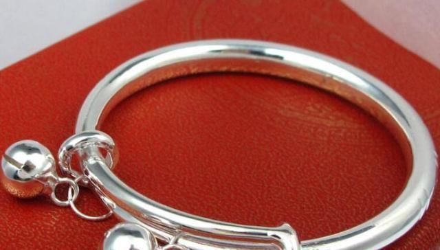 妈妈|别给2岁内的宝宝戴银手镯了,原因主要有这3点,妈妈别忽视