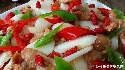 同事来家中做客,媳妇做的四菜一汤家常菜,让我撑足场面