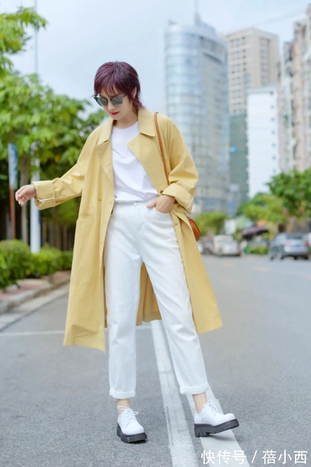 美眉 “小黑裤”out了!2022年最流行穿小白裤,学博主这样搭配很高级