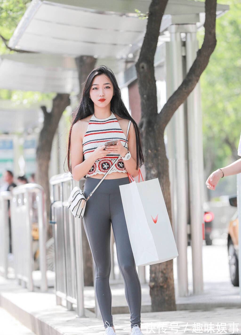 前凸后翘 短款针织上衣搭配灰色健美裤,舒适百搭又有型,少女感十足