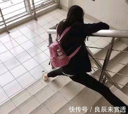 |搞笑图片幽默段子笑话:兄弟你的自行车可以啊,把汽车撞毁了哦