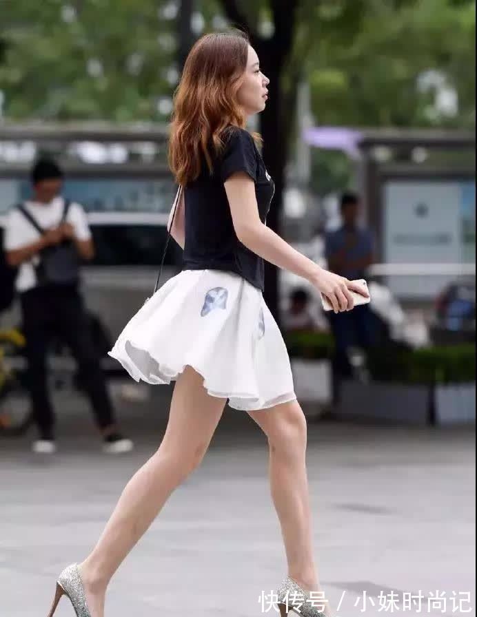 打扮 街拍:打扮很时尚的靓丽大姐,白色花边裙很是亮眼,自信满满!