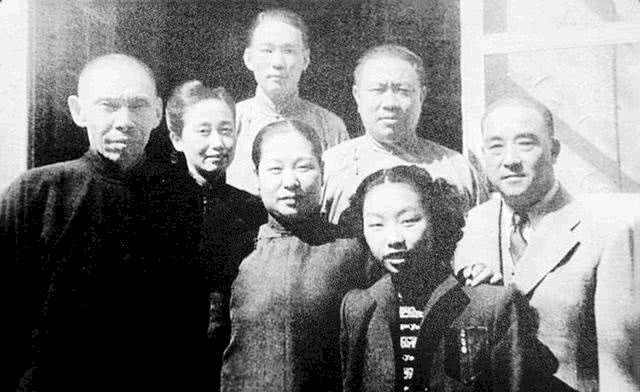 杜月笙老婆扔了五块钱,说,这个人要是捡了,我们以后就不用他了