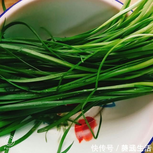 枝条|韭菜别再炒鸡蛋了,和“它”搭配,孩子常吃补营养,还护肤明目