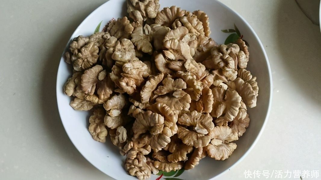 核桃|冬天最适合吃核桃保护心脏和血管,可一天吃几颗最好?多吃不利