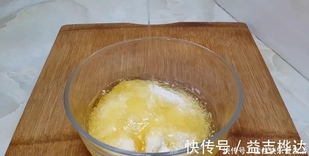 面粉别蒸馒头了,加2个鸡蛋,个个蓬松暄软,比面包简单好吃