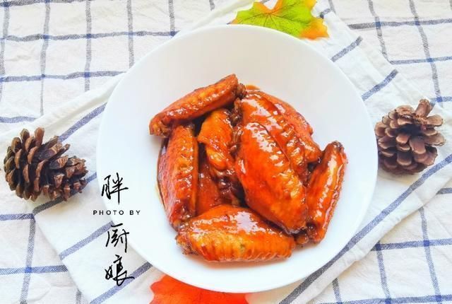 可乐鸡翅这样做才好吃,色泽红亮,骨头一滑就脱,鲜嫩入味