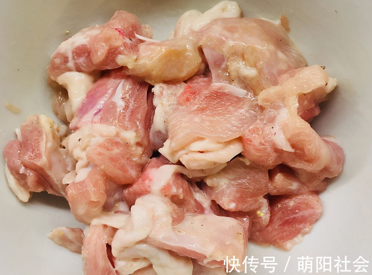 今日家常菜,大叔教你砂锅酸菜鸡,酸香开胃,微辣微麻,家人爱吃