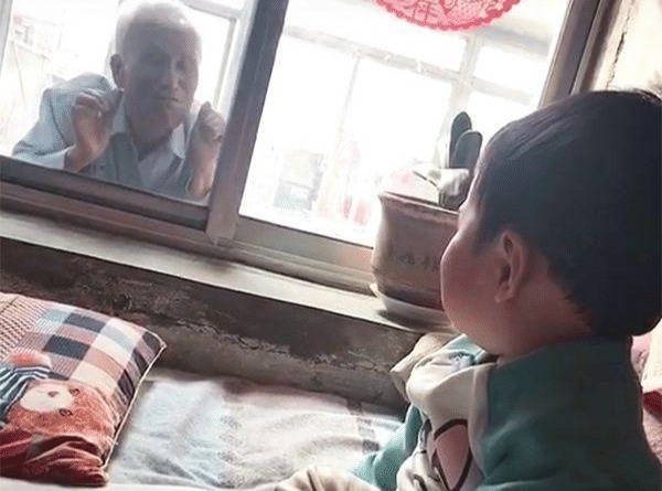 孙辈|最暖的隔辈亲!85岁爷爷趴窗台“偷看”1岁宝宝,让无数网友鼻酸