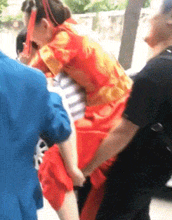 |搞笑GIF图片段子:碰瓷 我们是认真的