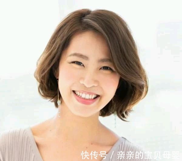 苹果肌处 四十岁的女人,最好别剪下面几种发型,显土没气质,后几种更好看