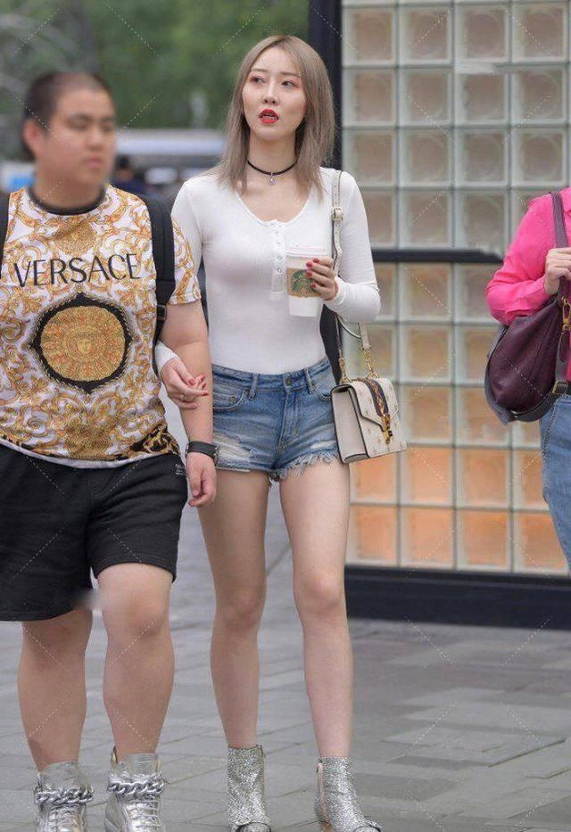 白色|白色紧身上衣搭配热裤彰显独特夏日风,大热天穿裹脚雨靴不嫌热