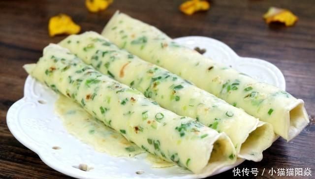 不用揉面,不用电饼铛,只要10分钟,轻松做出3张香葱薄饼,好吃