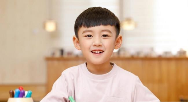 攀比|小娃总穿旧衣,老师以为家庭困难约见父母,发现爸爸穿一身名牌