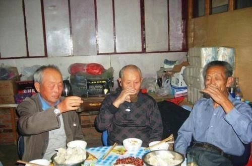 米酒|長壽老人多愛飲酒，喝酒究竟“傷身”還是“養生”，取決于3技巧