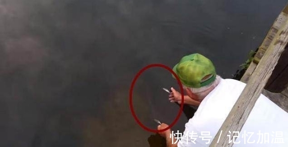 农民|农民大叔不好好钓鱼却伸手进水里,众人嘲笑他,结果却令人吃惊
