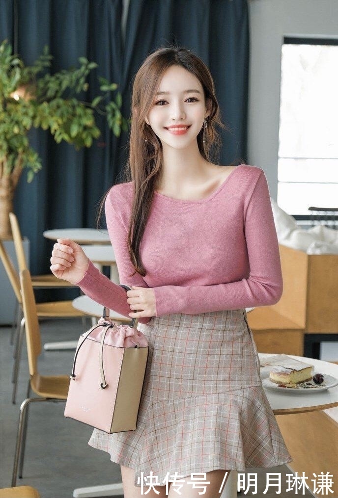 简约时尚透气羊毛打底衫搭配高腰百褶裙,穿搭甜美可爱,时尚迷人